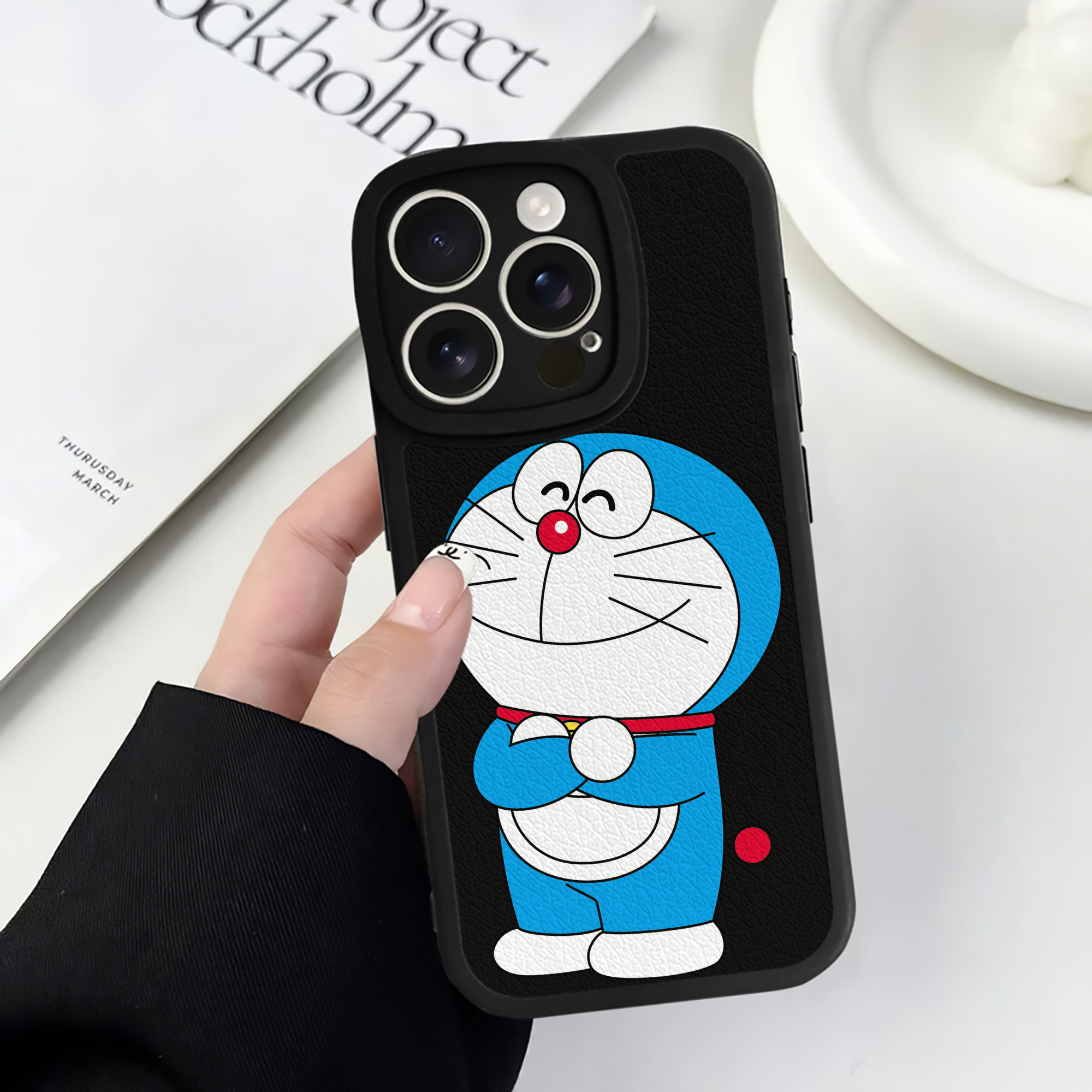 （画像用） ドラえもん Doraemon 【iPhone 16シリーズ対応】シリコンスマホケース（レザー調） 材質：シリコン